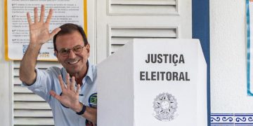 Eduardo Paes votou na manhã deste domingo (4) no Gávea Golf Club, em São Conrado, na Zona Sul do Rio. O candidato chegou ao local por volta das 8h50. — Foto: Divulgação