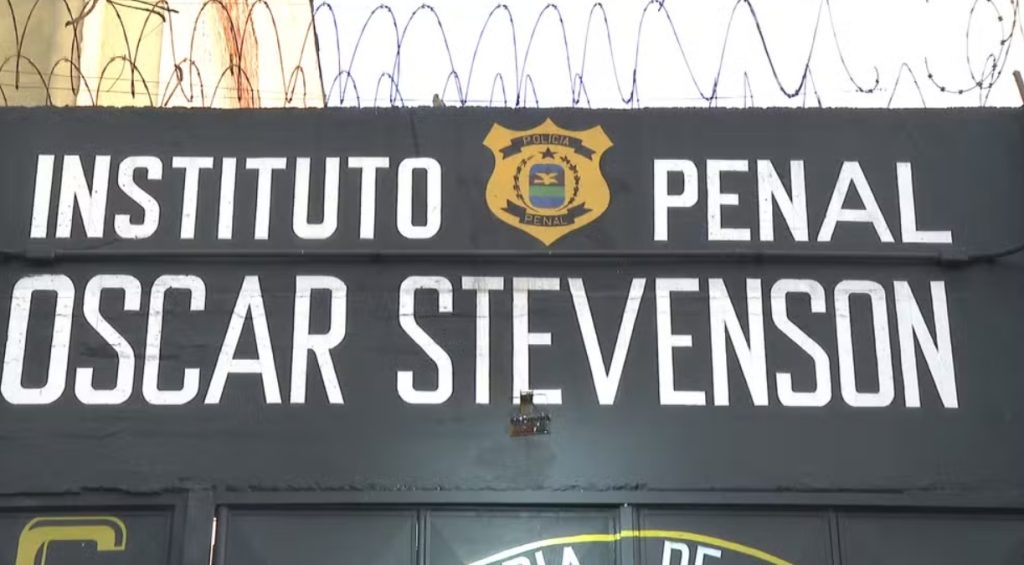 Diretora de presídio em Benfica é presa em flagrante e exonerada da função por suspeita de desvio de alimentos; itens estavam escondidos no porta-malas de um carro