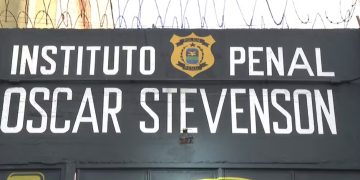 Diretora de presídio em Benfica é presa em flagrante e exonerada da função por suspeita de desvio de alimentos; itens estavam escondidos no porta-malas de um carro 10 Diretora de presídio em Benfica é presa em flagrante e exonerada da função por suspeita de desvio de alimentos; itens estavam escondidos no porta-malas de um carro