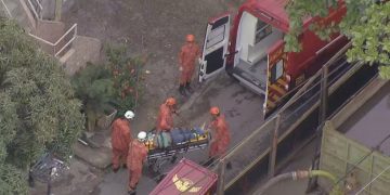 Funcionário terceirizado fica ferido em obra da Águas do Rio no Complexo da Maré 10 Soldados do Corpo de Bombeiros foram acionados para socorrer o homem no Complexo da Maré