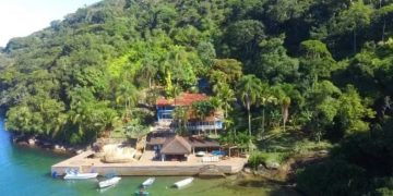 Deputada ligada ao MST diz que pretende ocupar ilha de Angra dos Reis disputada por Richarlison e Flávio Bolsonaro 1 A Ilha Comprida, em Angra dos Reis, é disputada pelo jogador Richarlison e pelo candidato à presidência Flávio Bolsonaro. Foto: Reprodução