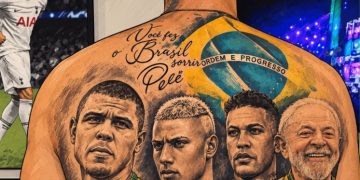 Richarlison, que disputa ilha com Flávio Bolsonaro em Angra dos Reis, tem revanche nas redes com a vitória de Lula 1 Richarlison publicou imagem como se tivesse tatuado o rosto do presidente Lula nas costas