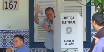 Eduardo Paes votou na manhã deste domingo (4) no Gávea Golf Club, em São Conrado, na Zona Sul do Rio. O candidato chegou ao local por volta das 8h50. Foto: Reprodução/TV Globo