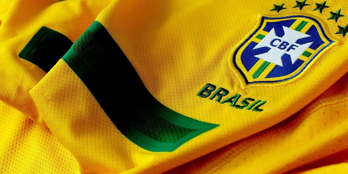Justiça proíbe empresa de trocar uniforme por camisa da Seleção durante o período eleitoral 51 Justiça do Trabalho proíbe empresa do Rio de incentivar funcionários a usar camisa da Seleção no lugar do uniforme durante o período eleitoral