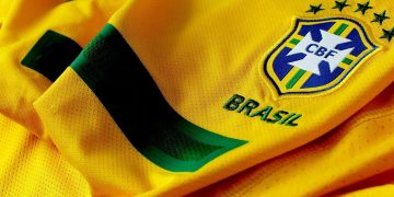 Justiça proíbe empresa de trocar uniforme por camisa da Seleção durante o período eleitoral 10 Justiça do Trabalho proíbe empresa do Rio de incentivar funcionários a usar camisa da Seleção no lugar do uniforme durante o período eleitoral