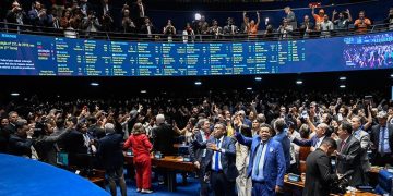 Senadores comemoram a aprovação do fim da escala 6x1: segundo o sindicato, 350 comerciários serão beneficiados no Rio