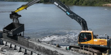 Dragagem das lagoas da Barra e Jacarepaguá ganha nova etapa no Canal da Joatinga
