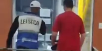 Homem tenta engolir carteira funcional da Polícia Civil