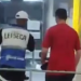 Homem se passa por policial civil e tenta engolir carteira da corporação durante 'blitz' da Lei Seca em Copacabana 59 Homem tenta engolir carteira funcional da Polícia Civil