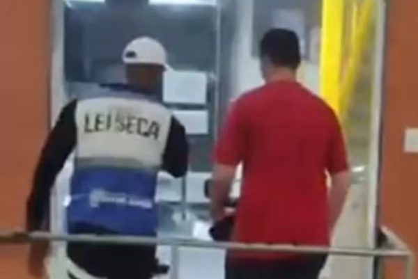 Homem se passa por policial civil e tenta engolir carteira da corporação durante ‘blitz’ da Lei Seca em Copacabana
