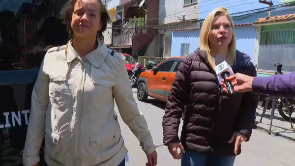 Jeniffer Costa e Jon Jon fazem campanha pela liberdade de Verônica Costa, presa em Benfica, pedindo histórias aos fãs da ex-vereadora 52 Verônica Costa algemada ao lado da irmã quando foram transferidas para o presídio em Benfica