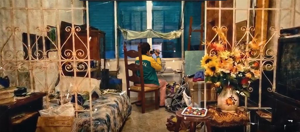 A guerreira e o Santo Guerreiro: quadro de São Jorge chama atenção em documentário sobre Dona Vitória, que filmou bandidos em Copacabana