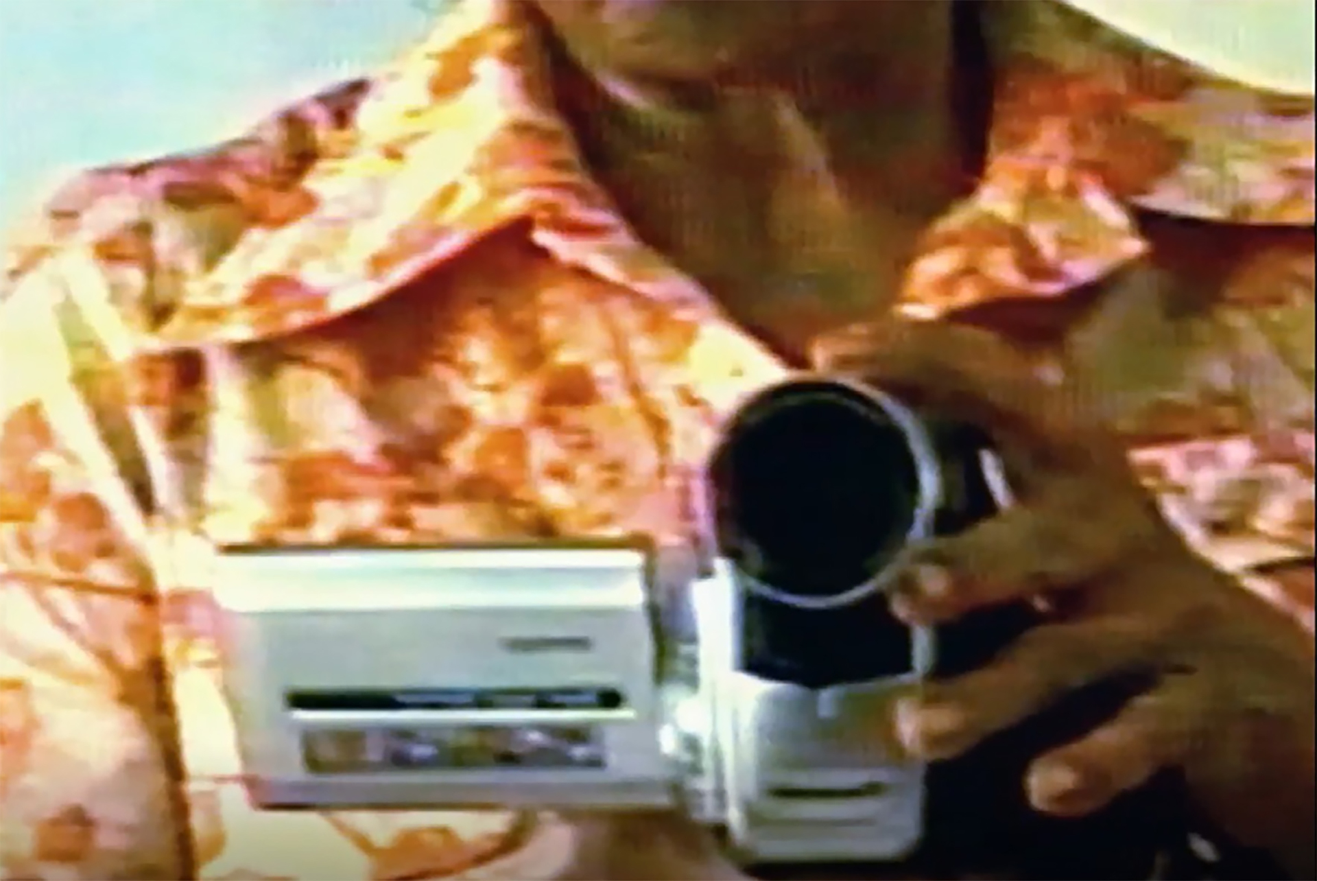 Dona Joana empunhando a "arma" que usou para combater o tráfico de drogas. Foto: Reprodução